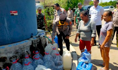 Sinergitas-Polres-Ngawi-bersama-TNI-Salurkan-Air-Bersih-untuk-700-Warga-Cantel-Pitu